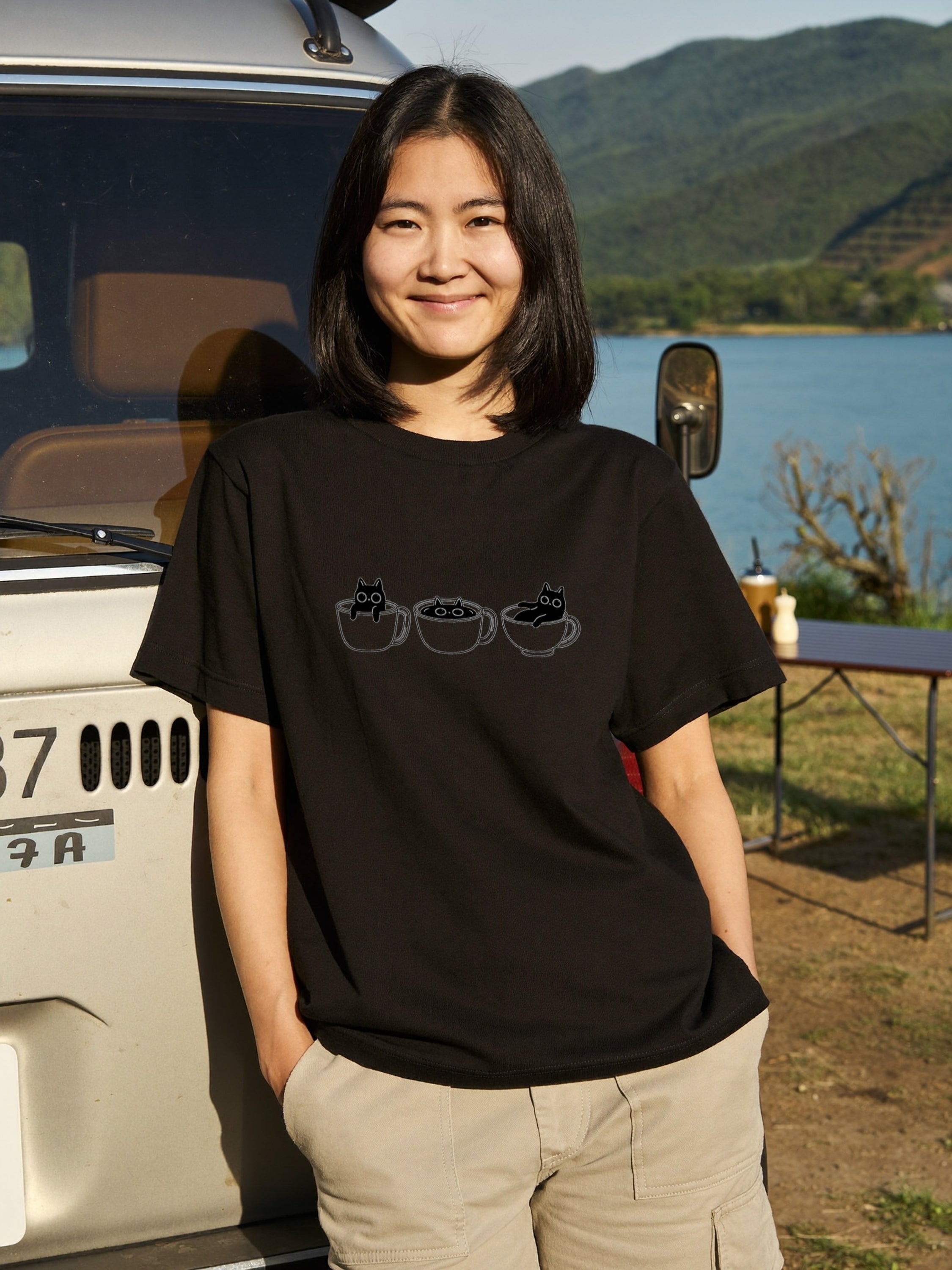 Cats In Cups カップに入った3匹の黒猫 | Tシャツ | フロントのみプリント
